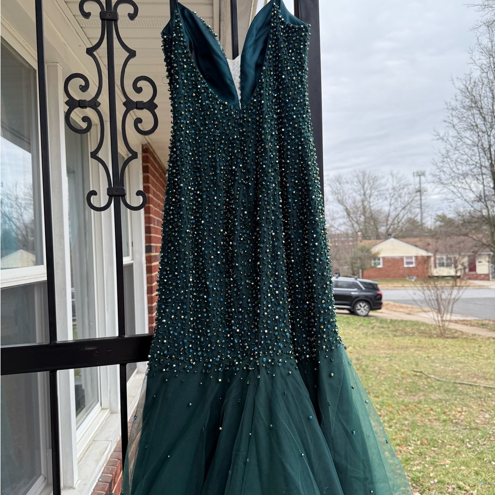 Elegant Green Evening Gown - Picture 5 of 16